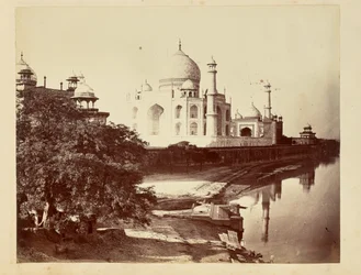 [Taj Mahal fra bredden af Yamuna-floden].