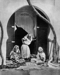 Gruppe af mauriske kvinder, Algeriet, ca.1890, foto af John Lawson Stoddard (1850-1931), rejsende og foredragsholder, undervisningspublikation for Chicago
