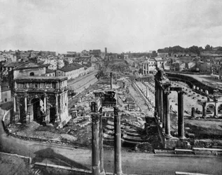 Forummet i Rom med ruiner af oldtidsmonumenter: Buen af Septime Severe (l), søjler af Saturne-templet (r) og søjler af Vespasian-templet (c, forgrund) (s/h foto)