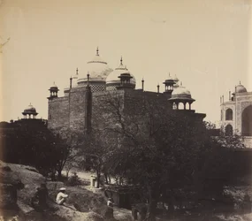 Taj Mahal, set bagfra af hvilehuset, med figur, ca. 1858-1862.