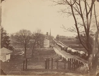 Tog af militærvogne på vej ind i Petersburg, Virginia, april 1865 (foto)