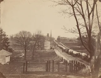 Tog af hærvogne på vej ind i Petersburg, Virginia, april 1865.
