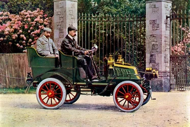 To edvardianske herrer sidder i en bil, 1902-1903