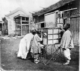 Kina, peep-showet, omkring 1870 (foto)