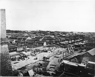 Udsigt over den centrale gade i det kinesiske kvarter i Peking, ca.1870