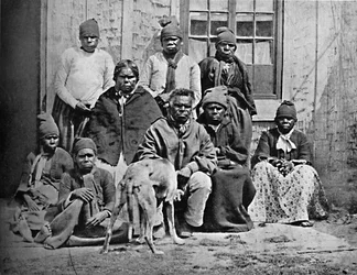En gruppe af nogle af de sidste tasmanere i europæisk dragt, 1902