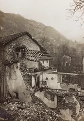 Album "Meine weltkriegs - Erinnerungen South-West Front (Carinthia, Italien, South Tyrol) (Min verdenskrig - minder om den sydvestlige front i Kärnten, Italien, Trentino-Alto Adige) 31/03/1915-12/11/ 1918 - Josef Zohles Wien ": murbrokker af et hus (s/h fo