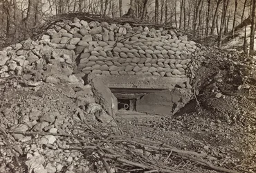 Album "Min verdenskrig - minder om den sydvestlige front i Kärnten, Italien, Trentino-Alto Adige) 31/03/1915-12/11/ 1918 - Josef Zohles Vienna ": militærbunker med kanon