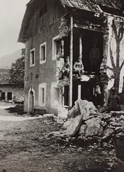 Album "Min verdenskrig - minder om den sydvestlige front i Kärnten, Italien, Trentino-Alto Adige) 31/03/1915-12/11/ 1918 - Josef Zohles Vienna ": murbrokker i Valbruna (s/h pho