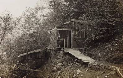 Album "Min verdenskrig - minder om den sydvestlige front i Kärnten, Italien, Trentino-Alto Adige) 31/03/1915-12/11/ 1918 - Josef Zohles Vienna ": militær barak (s/h foto)