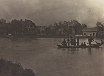 Album "Min verdenskrig - minder om den sydvestlige front i Kärnten, Italien, Trentino-Alto Adige) 31/03/1915-12/11/ 1918 - Josef Zohles Wien ": båd på floden Drava i