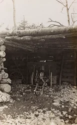 Album "Min verdenskrig - minder om den sydvestlige front i Kärnten, Italien, Trentino-Alto Adige) 31/03/1915-12/11/ 1918 - Josef Zohles Vienna ": hytte med kanon (s/h foto)