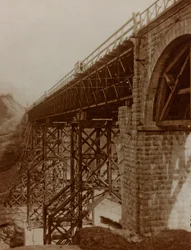 Album "Min verdenskrig - minder om den sydvestlige front i Kärnten, Italien, Trentino-Alto Adige) 31/03/1915-12/11/ 1918 - Josef Zohles Wien ": rekonstrueret bro (s/h p)