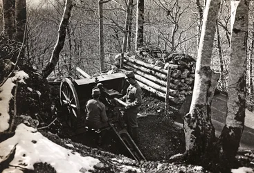 Album "Min verdenskrig - minder om den sydvestlige front i Kärnten, Italien, Trentino-Alto Adige) 31/03/1915-12/11/ 1918 - Josef Zohles Vienna ": Soldater med kanon (s/h p)