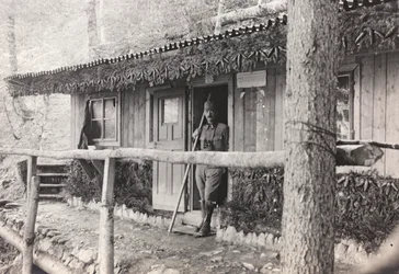 Album "Min verdenskrig - minder om den sydvestlige front i Kärnten, Italien, Trentino-Alto Adige) 31/03/1915-12/11/ 1918 - Josef Zohles Vienna ": Kommandokontoret (s/h foto)