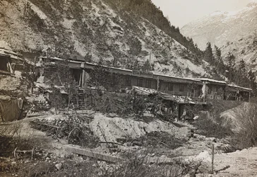 Album "Min verdenskrig - minder om den sydvestlige front i Kärnten, Italien, Trentino-Alto Adige) 31/03/1915-12/11/ 1918 - Josef Zohles Vienna ": militærkaserne (s/h foto)