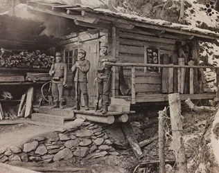 Album "Min verdenskrig - minder om den sydvestlige front i Kärnten, Italien, Trentino-Alto Adige) 31/03/1915-12/11/ 1918 - Josef Zohles Wien ": boligbetjente (s/h foto)