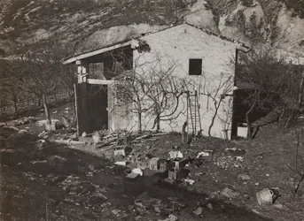 Album "Min verdenskrig - minder om den sydvestlige front i Kärnten, Italien, Trentino-Alto Adige) 31/03/1915-12/11/ 1918 - Josef Zohles Vienna ": hus (s/h foto)