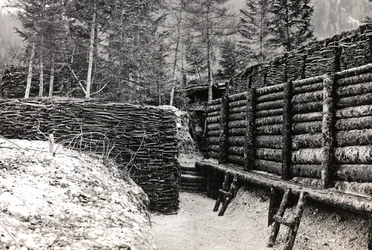 Album "Min verdenskrig - minder om den sydvestlige front i Kärnten, Italien, Trentino-Alto Adige) 31/03/1915-12/11/ 1918 - Josef Zohles Vienna ": Barriere lavet af log ind