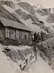 Album "Min verdenskrig - minder om den sydvestlige front i Kärnten, Italien, Trentino-Alto Adige) 31/03/1915-12/11/ 1918 - Josef Zohles Vienna ": militær barak (s/h foto)