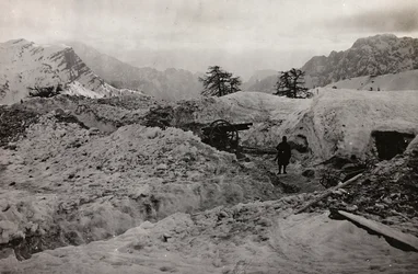 Album "Meine weltkriegs - Erinnerungen South-West Front (Carinthia, Italien, South Tyrol) (Min verdenskrig - minder om den sydvestlige front i Kärnten, Italien, Trentino-Alto Adige) 31/03/1915-12/11/ 1918 - Josef Zohles Wien ": skyttegrave i sneen af