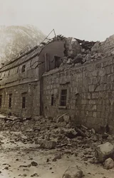 Album "Meine weltkriegs - Erinnerungen South-West Front (Carinthia, Italien, South Tyrol) (Min verdenskrig - minder om den sydvestlige front i Kärnten, Italien, Trentino-Alto Adige) 31/03/1915-12/11/ 1918 - Josef Zohles Wien ": murbrokker af en fabrik (s/h