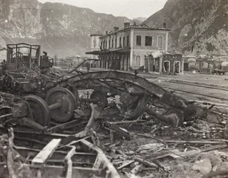 Album "Meine weltkriegs - Erinnerungen South-West Front (Carinthia, Italien, South Tyrol) (Min verdenskrig - minder om den sydvestlige front i Kärnten, Italien, Trentino-Alto Adige) 31/03/1915-12/11/ 1918 - Josef Zohles Wien ": murbrokker og metalskrot ved