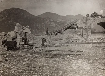 Album "Meine weltkriegs - Erinnerungen South-West Front (Carinthia, Italien, South Tyrol) (Min verdenskrig - minder om den sydvestlige front i Kärnten, Italien, Trentino-Alto Adige) 31/03/1915-12/11/ 1918 - Josef Zohles Wien ": ruiner af en bro over