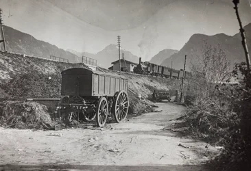Album "Min verdenskrig - minder om den sydvestlige front i Kärnten, Italien, Trentino-Alto Adige) 31/03/1915-12/11/ 1918 - Josef Zohles Wien ": jernbane Tolmezzo (s/h foto)
