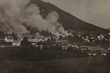 Album "Min verdenskrig - minder om den sydvestlige front i Kärnten, Italien, Trentino-Alto Adige) 31/03/1915-12/11/ 1918 - Josef Zohles Vienna ": bombninger i Tarvisio (s/h p)