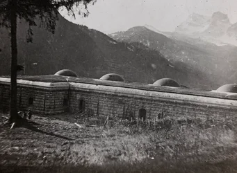 Album "Min verdenskrig - minder om den sydvestlige front i Kärnten, Italien, Trentino-Alto Adige) 31/03/1915-12/11/ 1918 - Josef Zohles Wien ": en italiensk fæstning (s/h pho