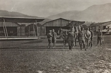 Album "Min verdenskrig - minder om Sydvestfronten (Kärnten, Italien, Sydtyrol) (Min verdenskrig - minder om Sydvestfronten i Kärnten, Italien, Trentino Alto Adige) 31 / III / 1915-12 / XI / 1918 - Josef Zohles Wien ": flyveplads (s/h