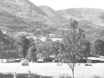 Campingvogne parkeret i bunden af fjeldet, Rydal