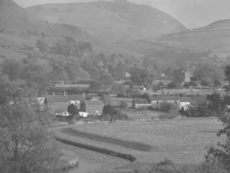 Orton Village bygninger og kirke; arkitektur; religiøs; kirkelig; med fjelde bagved