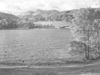Udsigt over Loughrigg Tarn, fjeldet i baggrunden