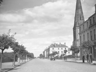 Kirke; arkitektur; religiøs; kirkelig; og mænd, der står til højre for billedet