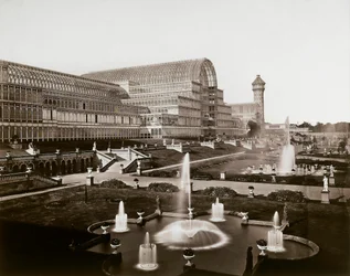 Crystal Palace i London: haverne og springvandene, ca. 1870 (s/h-foto)