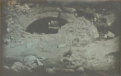 Athènes. T. [emple] de Min. [Erve] Poliade (1er plans) / [Cisterne åbner ved foden af Erectheion, Akropolis, Athen.