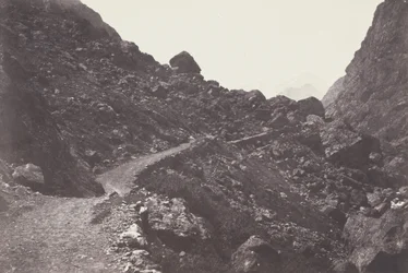 Saint-Sauveur. Sentier du chaos conduisant à Gavarnie (Saint-Sauveur. Vejen til kaos, der fører til Gavarnie),1853 (foto)