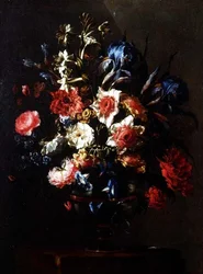 Iris, pæoner, konvolvuli og andre blomster i en urne på en piedestal