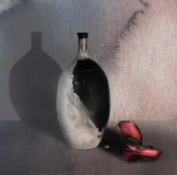 Sort vase, røde blade