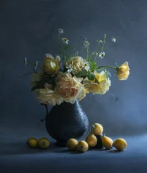 Mørkt blomsterstilleben