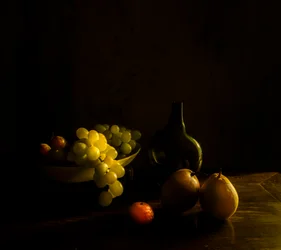 Stilleben med mørke frugter
