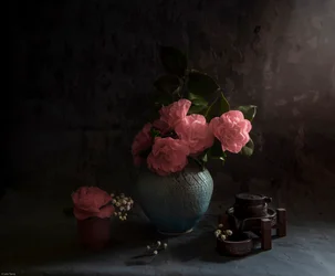 Stemningsfuldt kamelia-arrangement