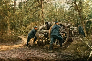 Tre franske soldater i skoven med en Howitzer, Verdun, september 1916 (autokrom)