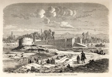 Broen Allah Verdi Kahn, erige omkring 1608, i Isfahan (eller Isfahan) (Iran), er både et overgangssted for at krydse floden Zend e Roud, men også en dæmning til at regulere flodens forløb, med en Talar, eller kiosk af spejle, hvor den persiske hersker kunn