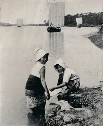 Et vaskeri ved flodernes rand, c1900, 1921
