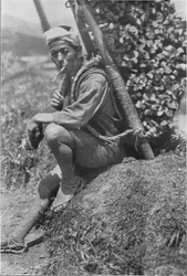 Midaldrende coolie satte sig skyndsomt på bredden for at give os en anmeldelse, c1900, 1921