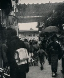 Teatergaden i Kyoto er en af de mest interessante motorveje i verden, c1900, 1921
