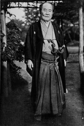 Viscount Shibusawa, 1840-1931 iført sine samurai-sværd, c1900, 1921